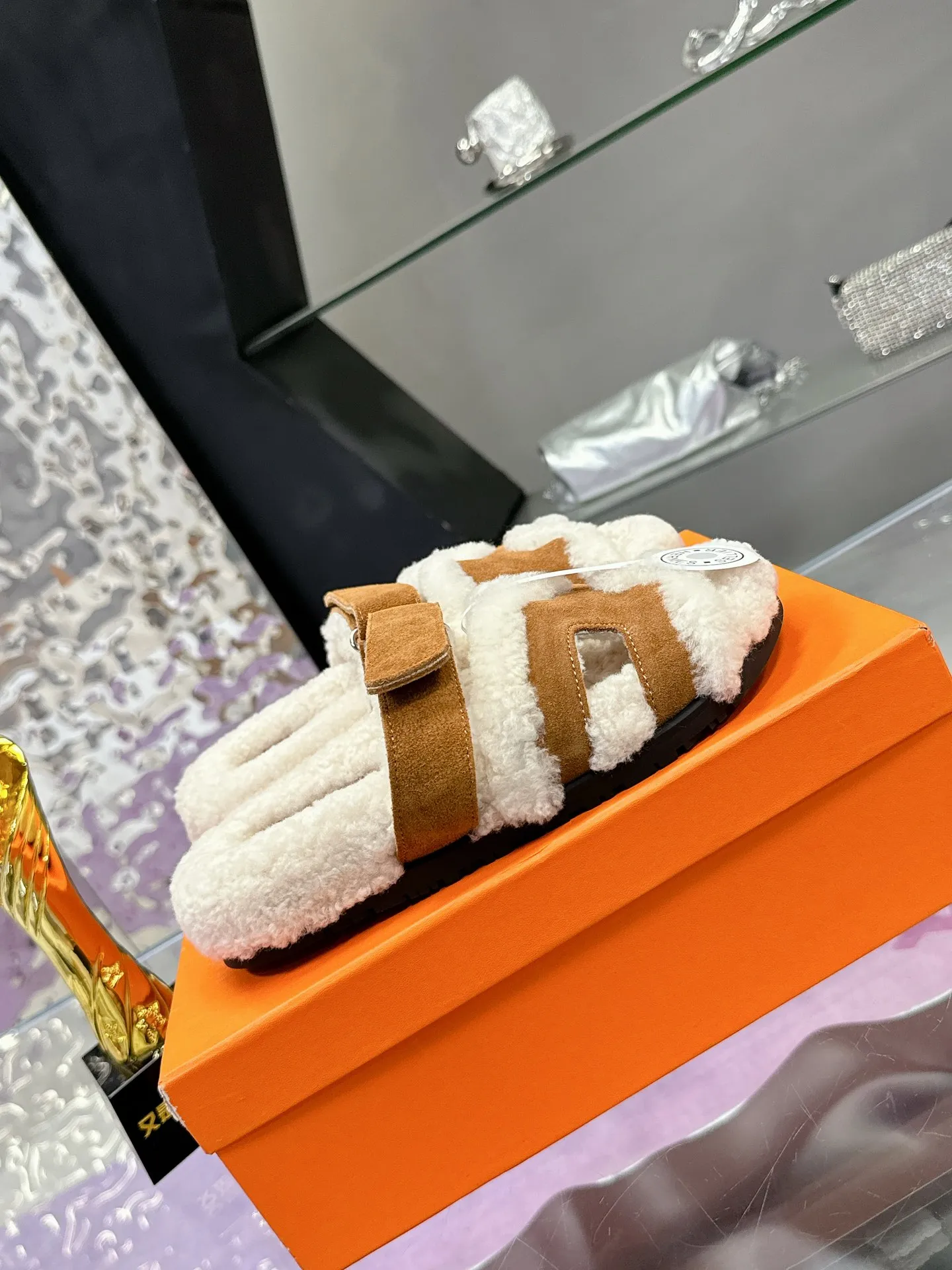 Factory price: 500💰 HERMES💗Ai Ma’s classic hot style second uncle🐑wool mop🆕 is coming. A must-have item for autumn and winter ✅ Versatile and fashionable at home and out on the street 🍀The colors are extremely colorful! Walking Tuscany! T men's shoes 💰R non-slip outsole super light ️ super comfortable on the feet without any binding feeling I can't stop drinking coffee ☕ my second uncle's slippers I can't take off Size number: 35-40 (41 made to order, non-refundable)